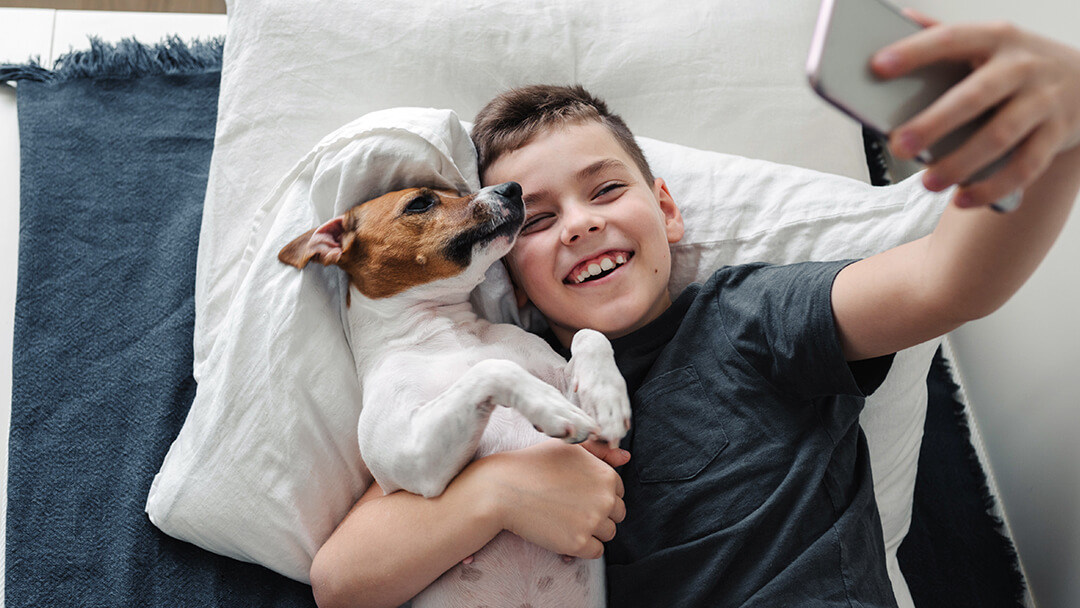 Ragazzo che prende un selfie con il suo cane