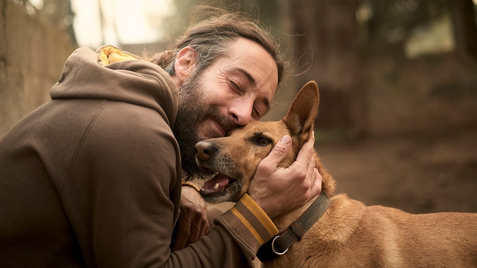 Un uomo con un cane