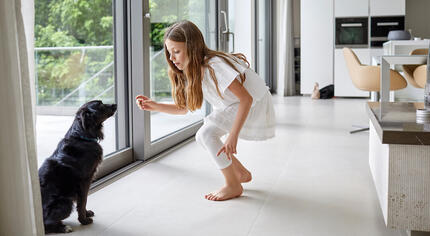 bambina da croccetta a cane