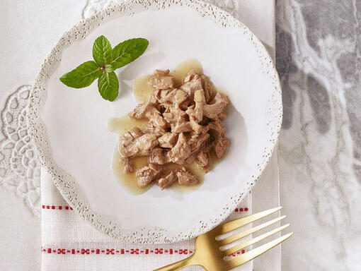 Pasto gourmet mon petit servito su un piatto