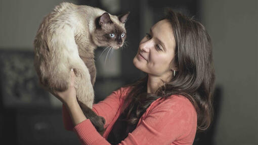 Donna che tiene il gatto