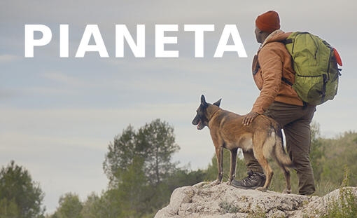 uomo in escursione con il suo cane