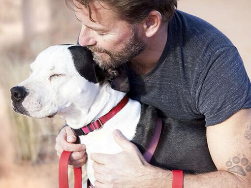 Un uomo con un cane