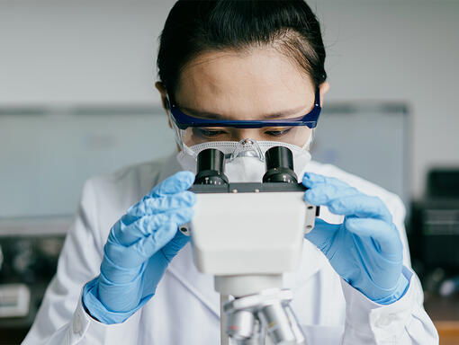 donna che lavora in un laboratorio