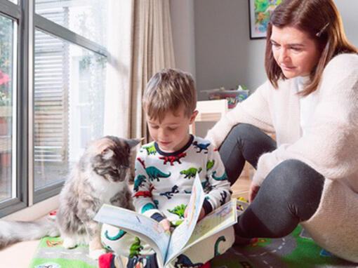 mamma e figlio giocano con il gatto