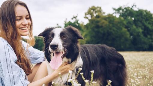 Una donna con il suo cane all’aperto
